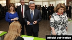 Президент Армении Серж Саргсян голосует на парламентских выборах, Ереван, 6 мая, 2012 г. (Фотография - пресс-служба президента Армении)