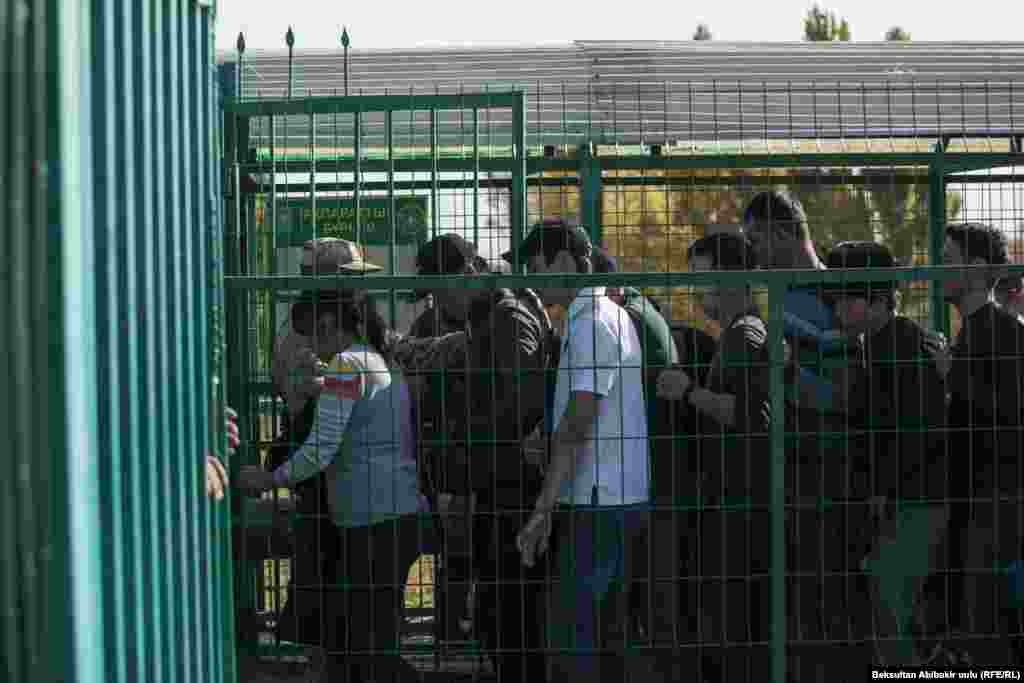 Перешедшие границу говорят, что казахстанские пограничники, как им кажется, затягивают процедуры досмотра.