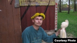 Юры Мяккі ля сваёй хаты-майстэрні.