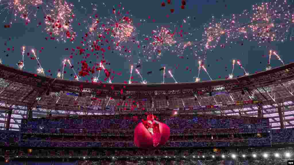 Фейерверк освещает небо во время церемонии открытия Европейских игр в Баку.