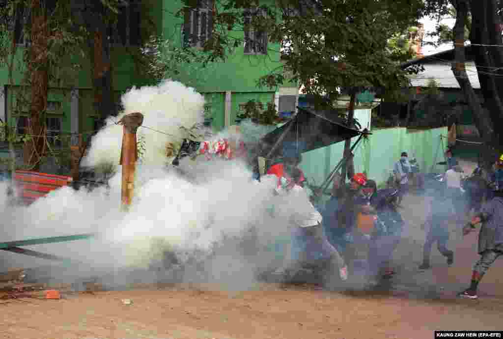 Демонстранттар аскердик төңкөрүшкө каршы нааразылык жыйыны учурунда полиция аткан көздөн жаш агызган газдын айынан качууда. Мандалай шаары, Бирма. 2021-жылдын 20-февралы.