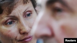 Борис Березовский и вдова Александра Литвиненко Марина во время акции протеста у российского посольства в Лондоне 31 августа 2010 года 