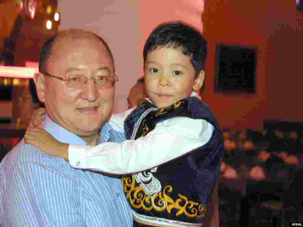 Алтынбек Сарсенбаев с внучатым племянником  Димашем. Алматы, 25 июля 2004 года. - 0108.Казахстан – политическии кризис. А. Сарсенбаев с любимым внучатым племянником  Димашем. Алматы, 25 июля 2004 г.