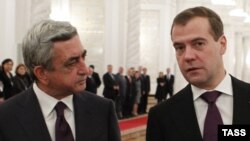 Russian President Dmitry Medvedev (right) with his Armenian counterpart Serzh Sarkisian in Moscow