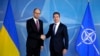 Український прем'єр Арсеній Яценюк та генеральний секретар НАТО Андерс фон Расмуссен, Брюссель, 6 березня 2014 року