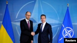 Прем’єр-міністр України Арсеній Яценюк і генеральний секретар НАТО Андерс Расмуссен, Брюссель, 6 березня 2014 роки