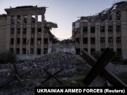 Будівля, що постраждала від російських ударів у Костянтинівці, 19 квітня 2025 року