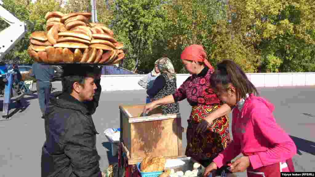 Салтанат менен катарлаш жүргөн соода.&nbsp;