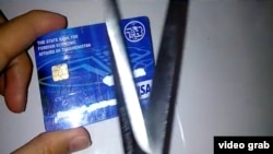 Студент из Туркменистана разрезал карту Внешэкономбанка страны в знак протеста против ограничений на официальную конвертацию валюты для обучающихся в зарубежных вузах граждан. 