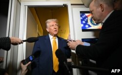 Дональд Трамп общается с журналистами на борту президентского самолета