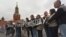 Правозахисник Наталія Горбаневська (четверта зліва) під час акції протесту на Червоній площі у Москві. 25 серпня 2013 року