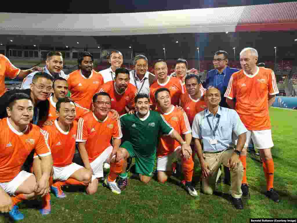 Диего Марадона бир нече өлкөнүн футбол федерацияларынын жетекчилери менен Эл аралык футбол федерациясы уюштурган конгресстеги жолдоштук беттеште. Сүрөт Кыргызстандын футбол федерациясынын мурдагы президенти Семетей Султановго таандык. Манама шаары, Бахрейн. 2017-жыл.&nbsp; &nbsp;