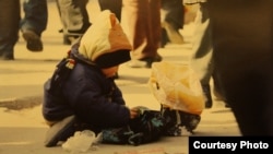 Базарда кайыр сураган наристе. Балдарга арналган көргөзмөдө тартылган сүрөт. 17.09.2015