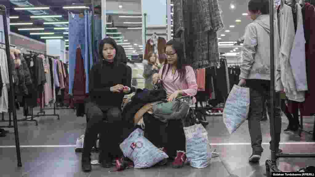 Дүкөн кыдырып чаалыккан кыздар.&nbsp;