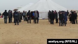 Жаңаөзен оқиғасы құрбандарына берілген асқа қатысушылар. Теңге ауылы, Маңғыстау облысы. 14 желтоқсан 2013 жыл.  