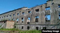 Завод в российском городе Поронайске Сахалинской области, где обрушилась крыша.