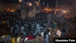 Беркут розганяє Євромайдан, 30 листопада 2013 року