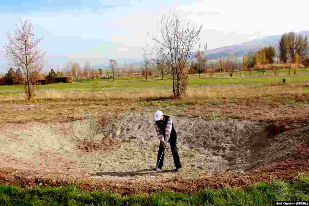 Гольф аянты жашыл майсан талаадан сырткары бак дарак, чөп, кумдуу аң, суу ж.б. тоскоолуктар менен&nbsp; курчалат. Эгерде оюнчу чапкан топ аталган аймактарга түшүп калса бул &quot;рафт&quot; деп аталып, ал аз аракет жумшап,&nbsp;топту уячанын аймагына жеткирүүгө аракет кылышы керек. Топту аянттан чыгара албай, улам таякча менен чапкылаган сайын кошумча айып упайлары жазыла берет. 
