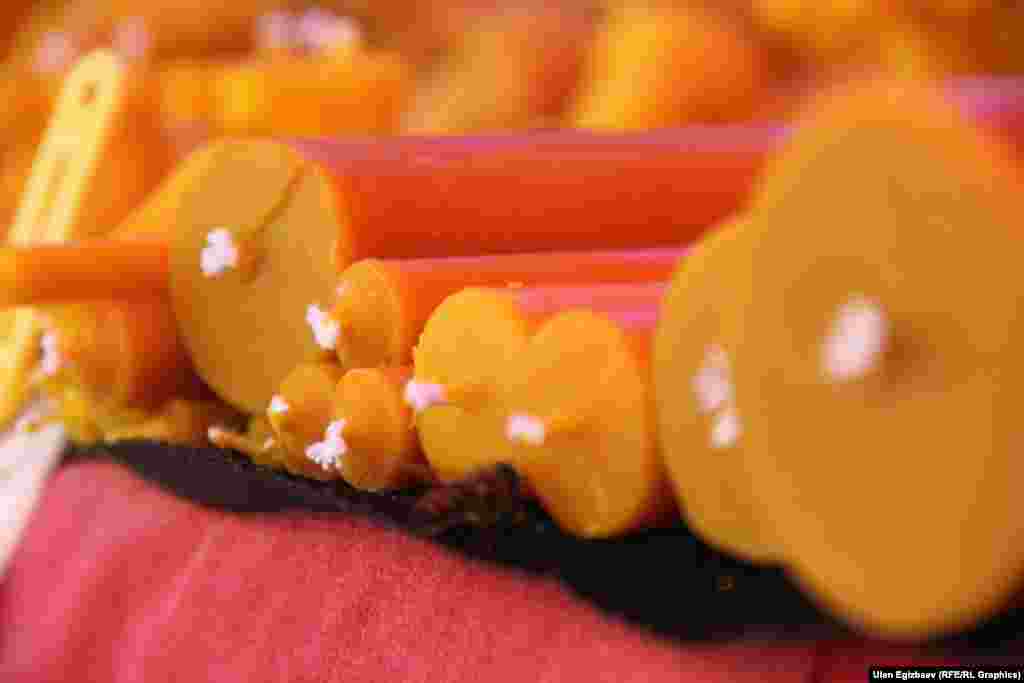 Балдын момунан жасалган шамдар. Мындай шамдар күйгөндө жагымдуу жыт бөлүп турат. 