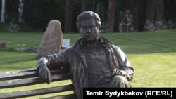 Чыңгыз Айтматовдун Ысык-Көлдөгү эстелиги. 4-август, 2017-жыл. 