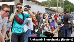 Жители ОРДЛО в очереди на пересечение блокпоста, июнь 2020 года 