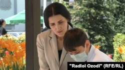 Жительница Душанбе Рухшона Рамазонова с сыном 