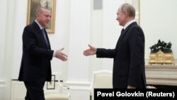 Ռուսաստանի նախագահ Վլադիմիր Պուտինը Կրեմլում ողջունում է Թուրքիայի նախագահ Ռեջեփ Էրդողանին, Մոսկվա, 5-ը մարտի, 2020թ.
