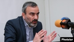 Ժիրայր Սեֆիլյանը ասուլիսի ժամանակ, արխիվ