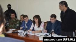 Դիլհամ Ասկերովն և Շահբազ Գուլիևը դատական նիստերից մեկի ժամանակ, արխիվ