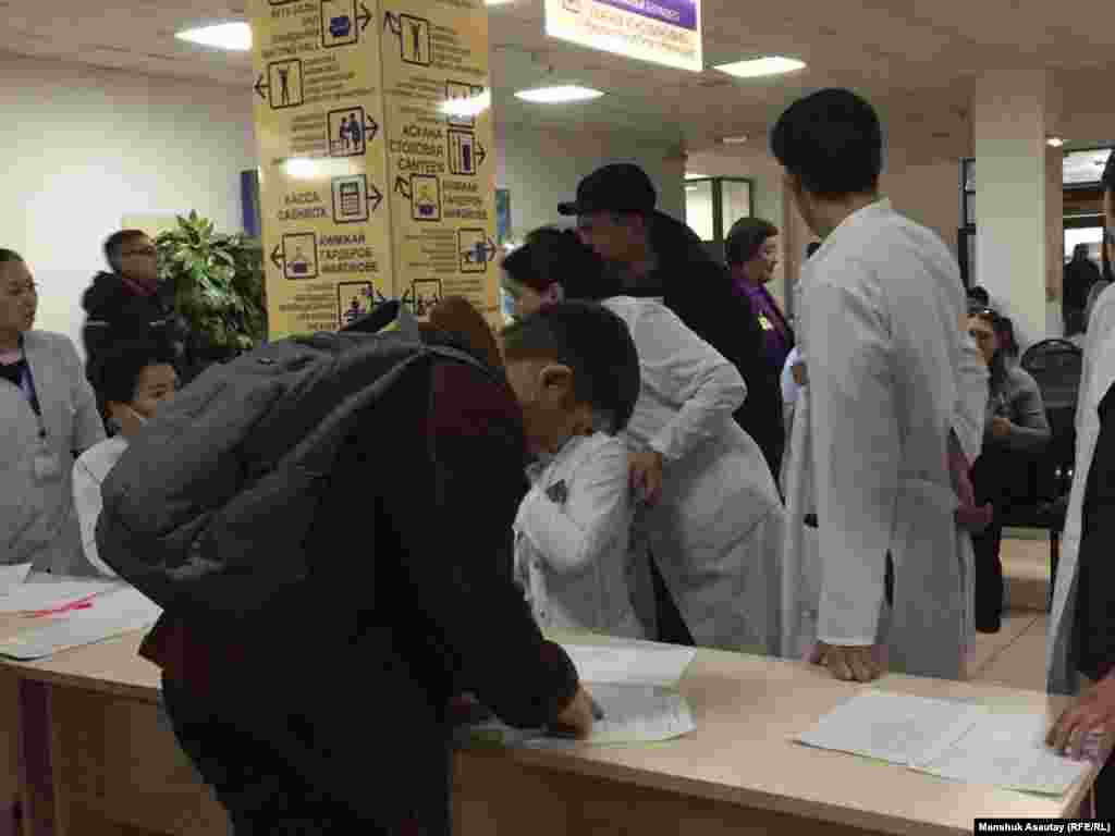 Алматыдагы №4 клиникалык ооруканасына келгендер жакындарын издеп жатат.&nbsp;