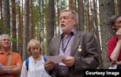 Анатолий Разумов выступает на акции памяти