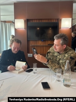 Лідер гурту U2 Боно виправив заголовок і підписав книгу у подарунок для засновника «Культурного десанту» Колі Сєрги