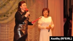 Таңсылу Бәйрәмгулова (у) концертны алып баручы Фәридә Айдарова белән 