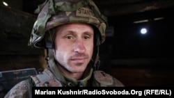 Солдат Олексій на спостережному пункті