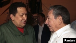 Рауль Кастро приветствовал Уго Чавеса 8 июля. С тех пор лидера Венесуэлы видели только на фотографиях.