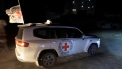 Газадагы туткундардын сөөгүн алып бараткан Кызыл Чырым уюмунун автоунаасы.