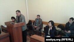 Рысбек Сарсенбайулы (справа) на суде, где рассматривается апелляция на УДО бывшего сотрудника КНБ Ерлана Ералиева. Караганда, 27 октября 2015 года.