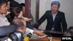 Осужденный экс-министр Нурлан Искаков общается с прессой сразу после оглашения его тюремного приговора. Астана, 16 октября 2009 года.