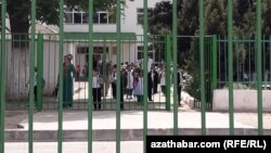 Aşgabadyň orta mekdebi (illýustrasiýa suraty) 