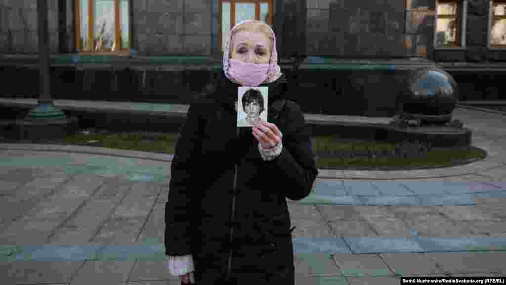 Хоч масові зібрання заборонені у столиці на період карантину, все ж свій протест під Офісом президента висловили родичі полонених російськими гібридними силами на Донбасі