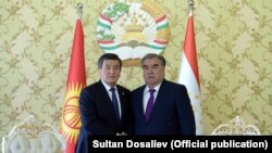 Сўўрўнбай Жээнбеков ва Эмомали Раҳмон. 