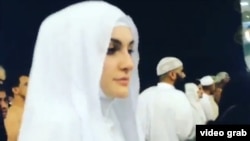 Фарзона Хуршед абактагы жигитин сот залынан качырууга көмөктөшкөнү үчүн 2010-жылы эки жылга эркинен ажыратылган. 
