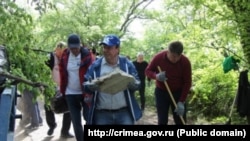 Російський екссенатор від Криму Сергій Цеков під час суботника у Лівадійському парку в Ялті, 17 травня 2025 року