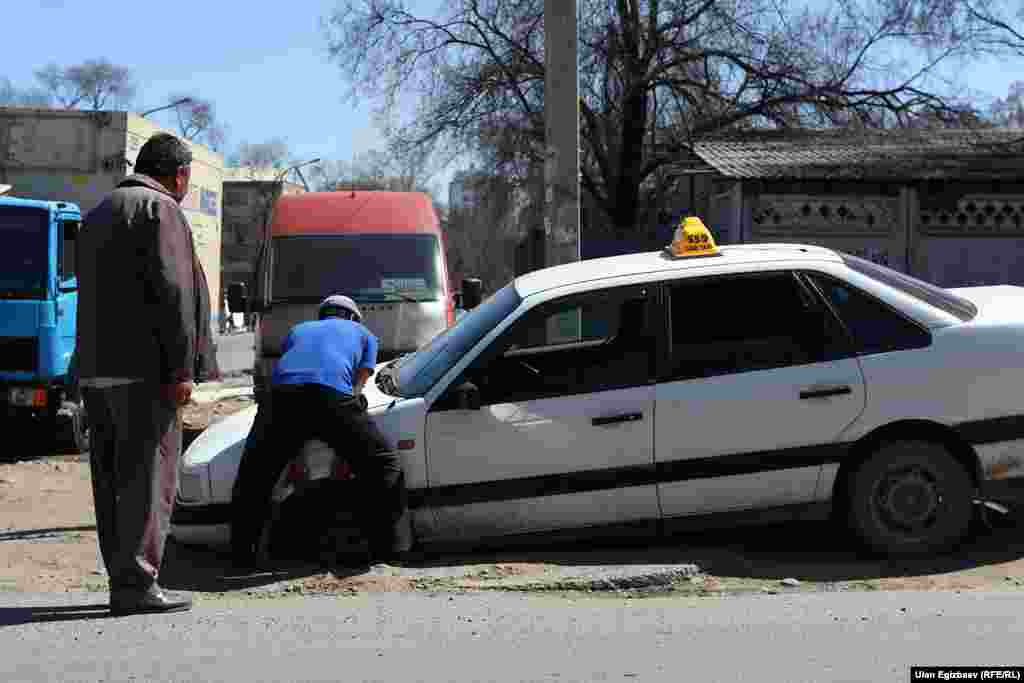 Открытые люки на столичных дорогах - нередкость. Туда могут угодить все - и опытные водители, и курсанты автоучилищ.&nbsp;