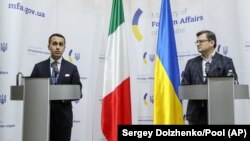 Міністр закордонних справ України Дмитро Кулеба (праворуч) і керівник МЗС Італії Луїджі Ді Майо. Київ, 15 лютого 2022 року 