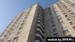 Үч милиция кызматкери ушул үйдүн бир батиринде кол салууга кабылган.