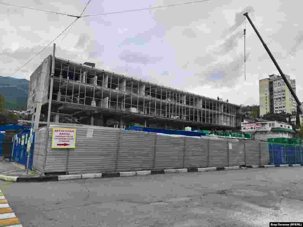 Своїх гостей Ялта зустрічає реконструкцією місцевого автовокзалу, що затягнулася