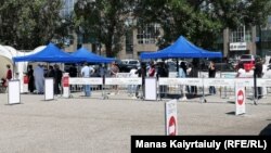 Люди стоят в очереди, чтобы сдать тест на коронавирус, в центре диагностики COVID-19 в Алматы. 12 июня 2020 года.
