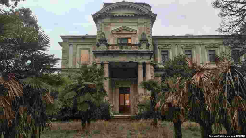 У самому центрі Ялти є палаци і старовинні особняки, про які мовчать путівники та влада півострова. Палац графа Мордвинова, побудований на початку ХХ століття в стилі італійського ренесансу, цілком може змагатися з розкрученими туристичними визначними пам&#39;ятками