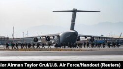 شماری از نیروهای نظامی امریکایی در میدان هوایی کابل